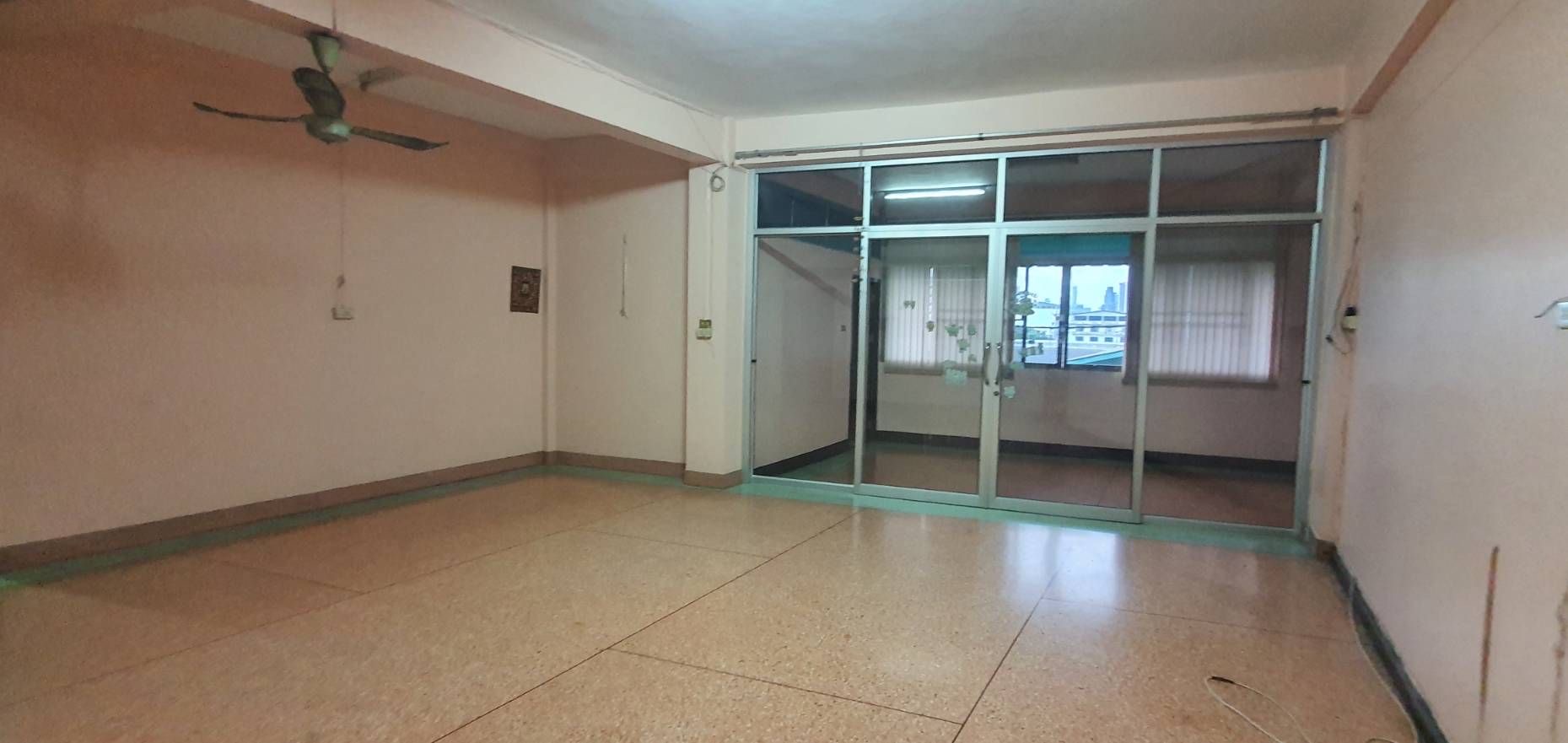 ให้เช่า อาคารพาณิชย์พร้อมที่ดิน 285,000บาท/เดือน  ติดถนน พระราม3 พื้นที่ดิน 185ตารางวา + พื้นที่อาคารอีก 567.1ตารางเมตร 